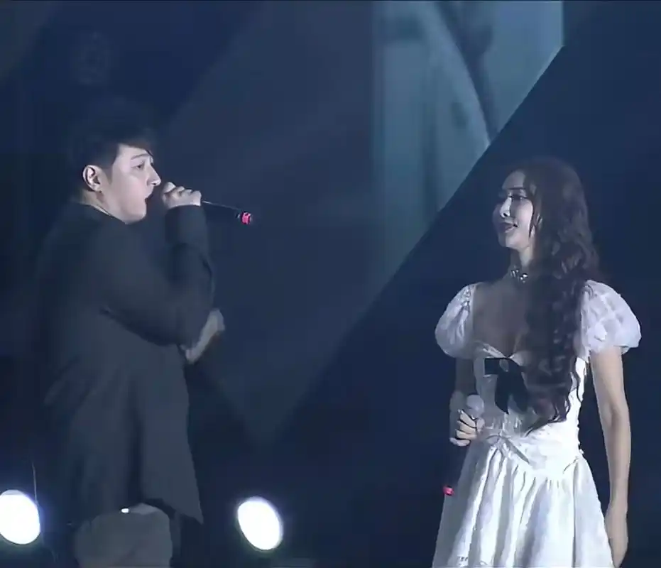 潘玮柏与弦子同台演唱《不得不爱》[可怜]突然感觉自己真的老了[泪奔]