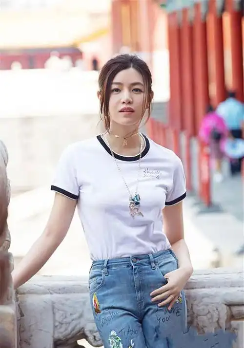 陈妍希真该学学怎么搭配衣服了,穿着抹胸的裙子,肩膀比陈晓还宽