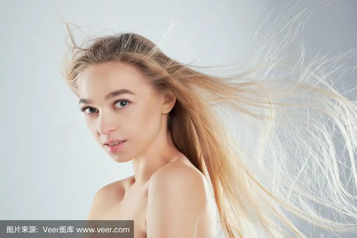 美丽的女人飘动的头发孤立.