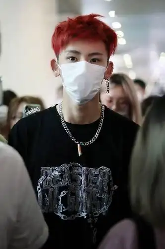 蔡徐坤justin小鬼今日份行程路透 六月第一趟飞行/高铁look各显风范