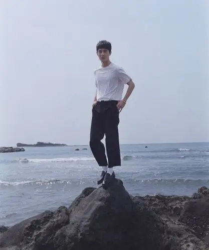 21岁刘昊然光脚拍照穿日式简约搭配变身清泉系美少年