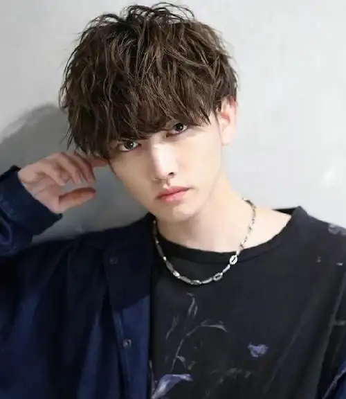 适合细软发质男生的烫发,空气烫设计的发型,烫出来的线条没有什么卷度