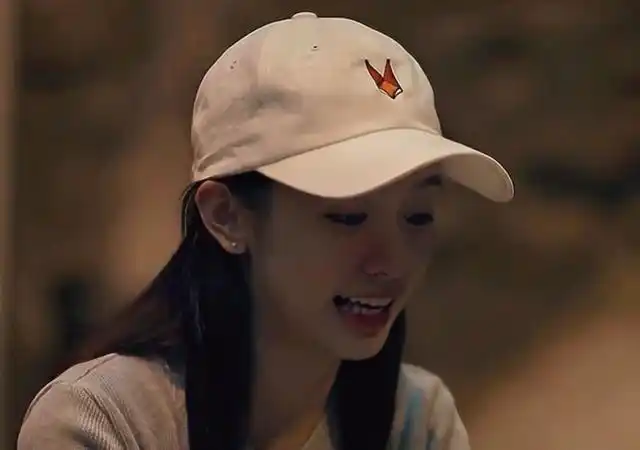 周也近来很火. 电影《少年的你》中她所饰演的魏莱让人恨到牙痒.