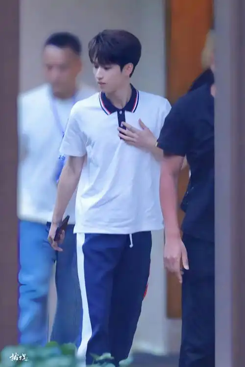 严浩翔穿校服
