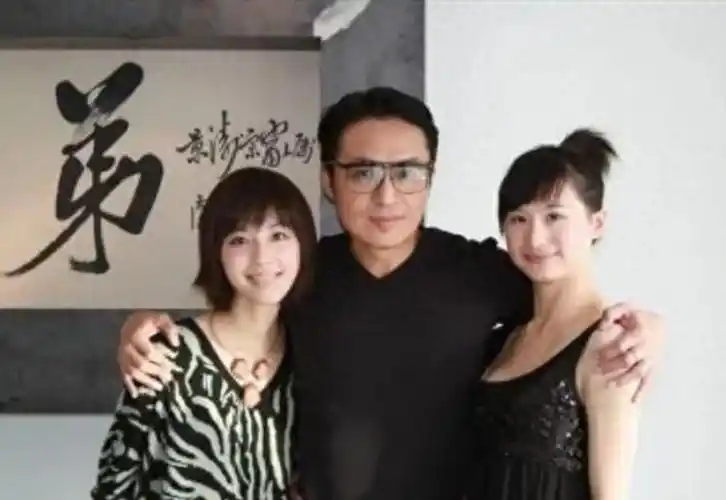 回顾吴佳尼嫁大21岁马景涛10年生两子却离婚如今怎么样了