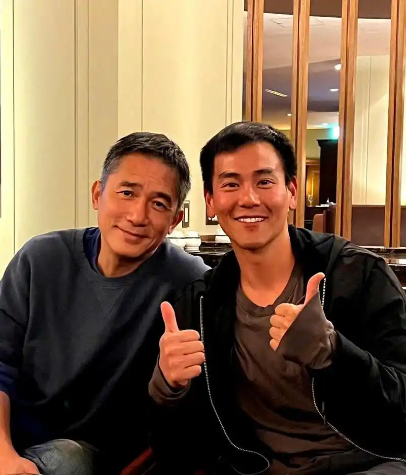 梁朝伟和彭于晏合影,尽管梁影帝有社交恐惧症,但他还是展现出了温和的