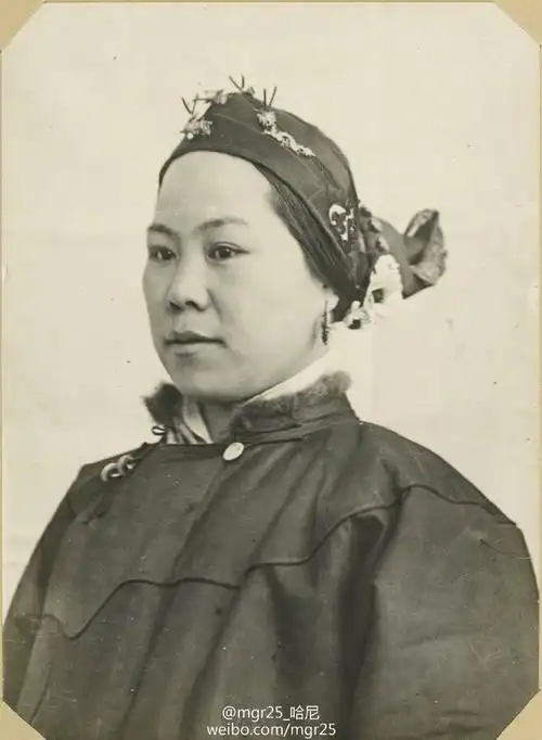 老照片里常见这种脑后翘起的发型,多半是北.
