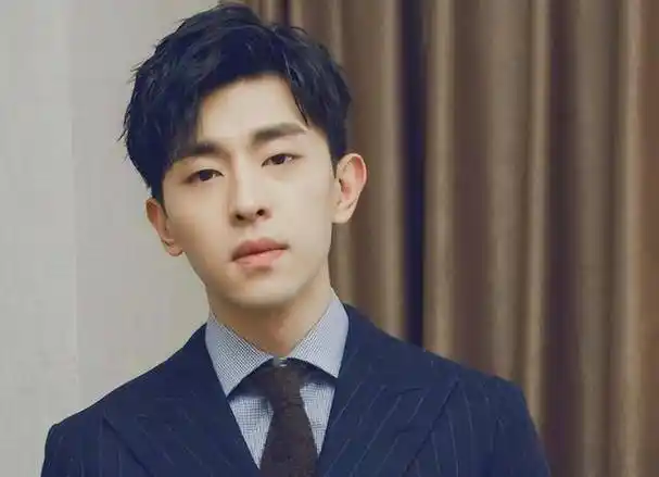 再看邓伦现在的处境,他特别可恨,但也非常可悲_父母_工作_小时候