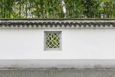 竹林前的中式漏花窗园林围墙