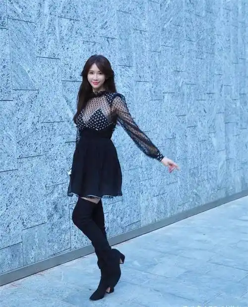 林志玲结婚后愈发奔放!穿半透波点裙现身街头,46岁身材依旧惹眼.