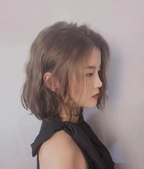 春季人气发型 " 短烫发 " 最火