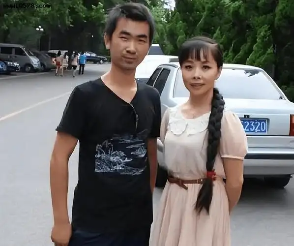 王二妮和经纪人结婚8年后:她一边带娃一边工作,他和从前不一样_李飞