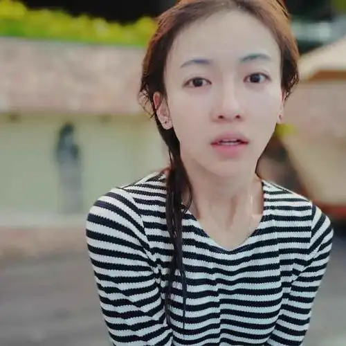 于正发文晒吴谨言素颜照 清水出芙蓉宛若邻家女孩