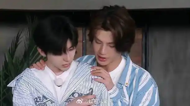 撒娇小葵最好命! 黄明昊暖心帮蔡徐坤系围裙,有点甜