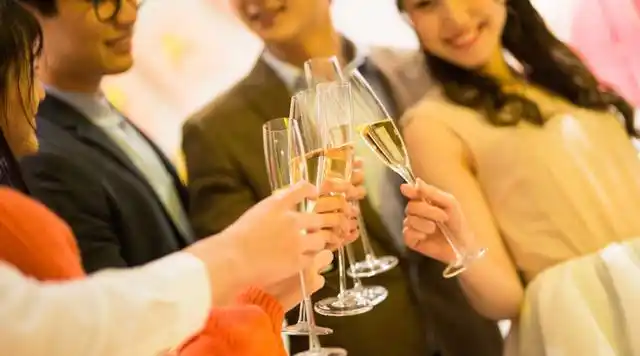 女性职场礼仪修炼9:年底应酬多,这样敬酒更女神.