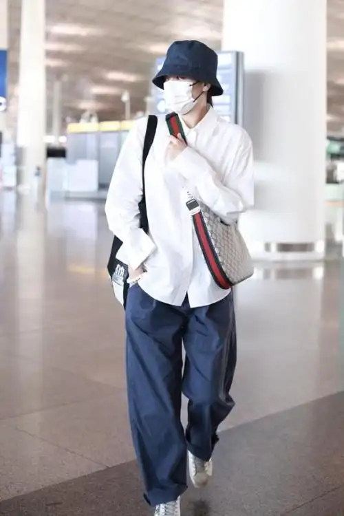 宋佳穿白色衬衫与蓝色长裤现身机场戴渔夫帽低调素雅