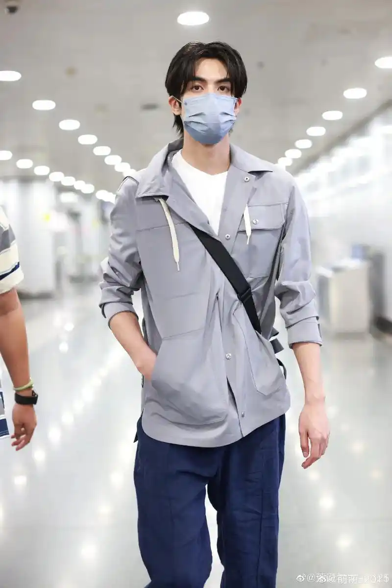 口罩男孩 #机场照 @宋威龙 - 抖音