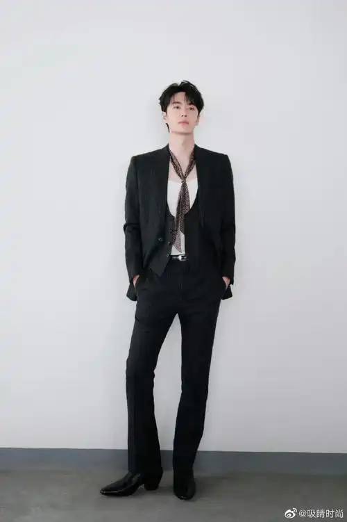 王一博黑西装花领带##王一博好贵