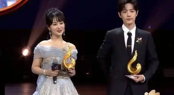 肖战王一博微博之夜同台,徐峥后台闹乌龙,杨紫杨幂杨颖三美同框_女