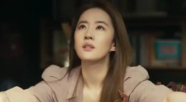 刘亦菲肩宽腰圆到底算不算大美女?看看她和万茜站在一起就有答案