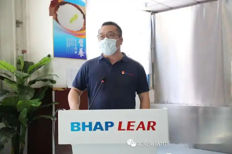 王官锋同志作为替补委员代表发言,他表示立足岗位,积