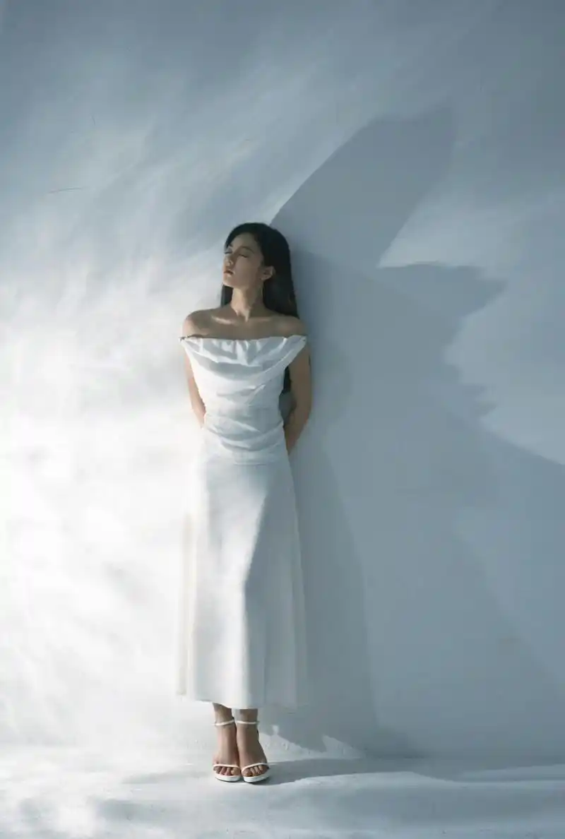 【赵今麦】90:白色一字带包后跟高跟凉鞋