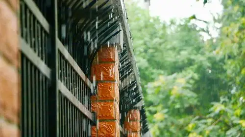 雨天最美,不过是与你躲过雨的屋檐