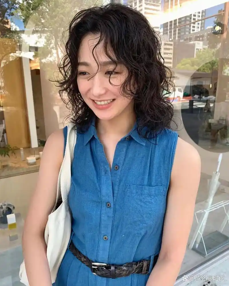 50岁女人烫什么发型显年轻?十款洋气减龄卷发,显气质又有品位