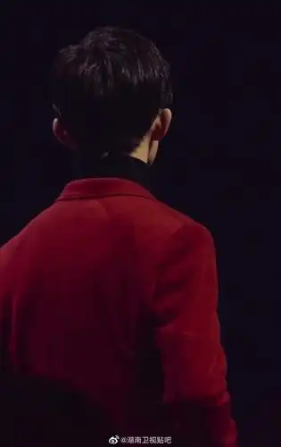易烊千玺背影照合集 记录少年的成长