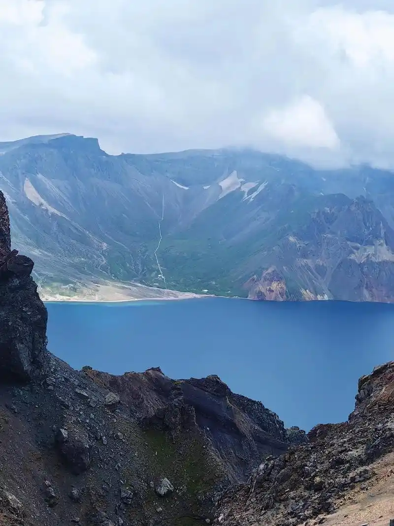 白山7月9日的长白山北坡天池 上山遇磅礴大雨,原以为会错过天 - 抖音