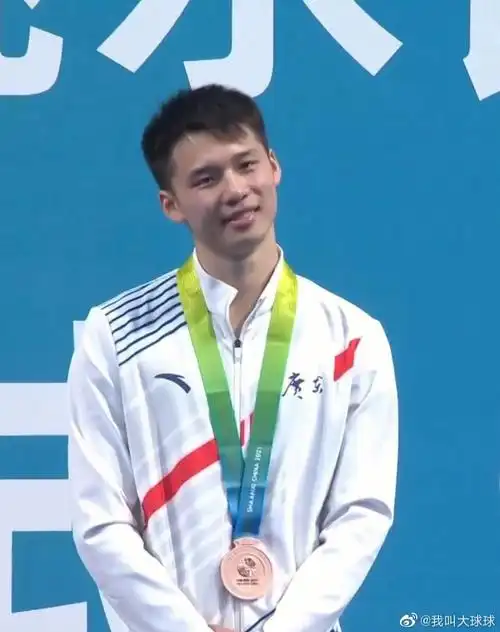 陈艾森  森哥和里约比是不是胖了啊虽然还是很帅 有人地铁偶遇森哥的