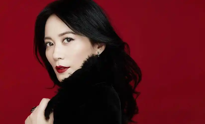 "旗袍女神"俞飞鸿尽显成熟气质,穿旗袍秀玲珑身材,好惊艳_时尚_家庭