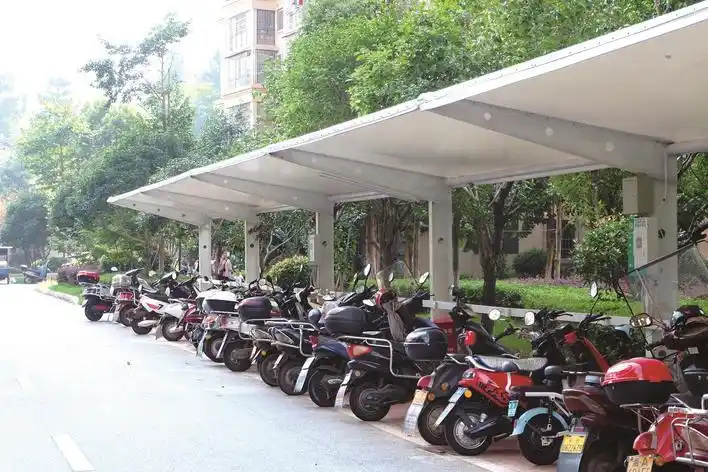 佳美紫郡小区,新建的停车棚可以让居民的电动车有序停放,充电.李丹 摄