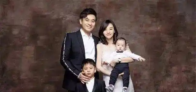 出道23年零绯闻娶小10岁妻子快速闪婚如今一家四口羡煞旁人