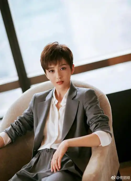 佟丽娅帅气短发配西装攻气十足