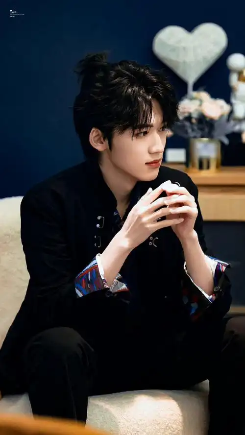 宋亚轩绑小揪揪插兜