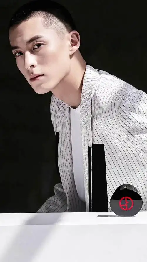 #王鹤棣寸头证件照寸头是检验帅哥的唯一标准