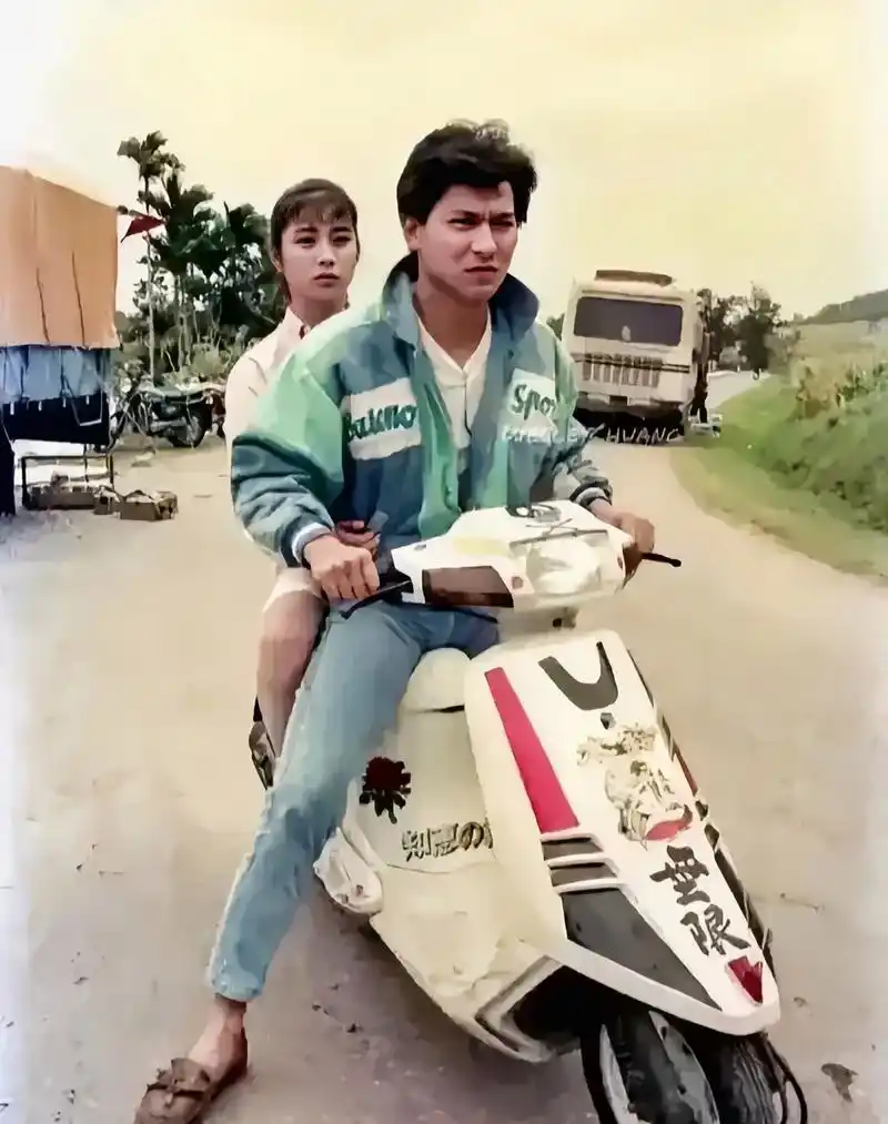 上世纪80年代末,刘德华的电影剧照,折射了多少青春的模样?