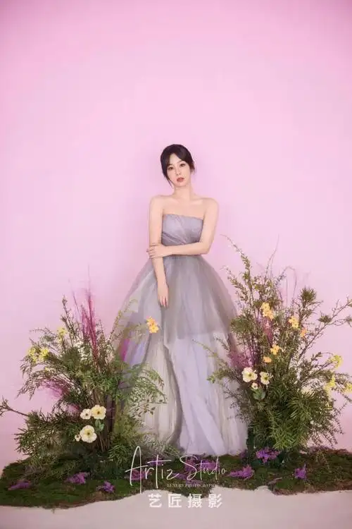 杨紫520婚纱大片置身花丛演绎人比花娇天鹅颈直角肩养眼十足