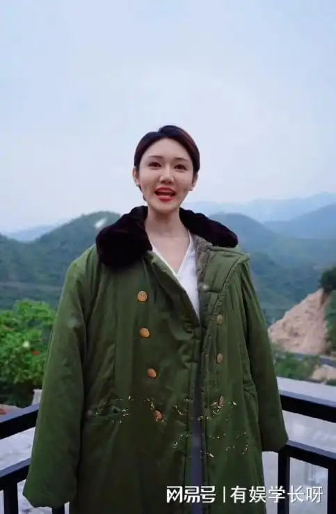 龙洋变身大衣嫂盛夏时节竟穿棉袄在山顶主持诗词大会