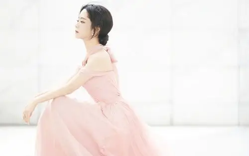 谭松韵梦幻粉纱裙高清桌面壁纸