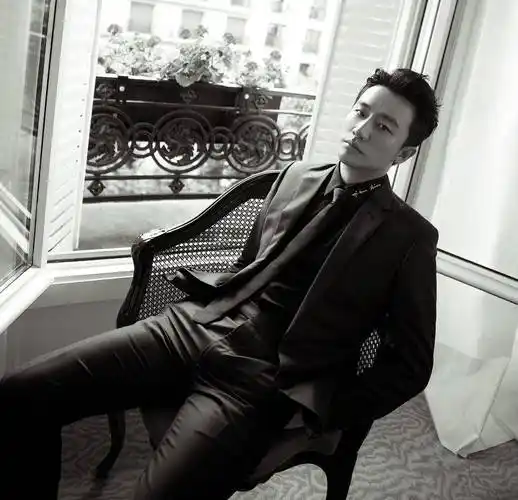 原创黄轩大方承认恋情,对待感情他是认真的,而演戏是"顺其自然"的热爱