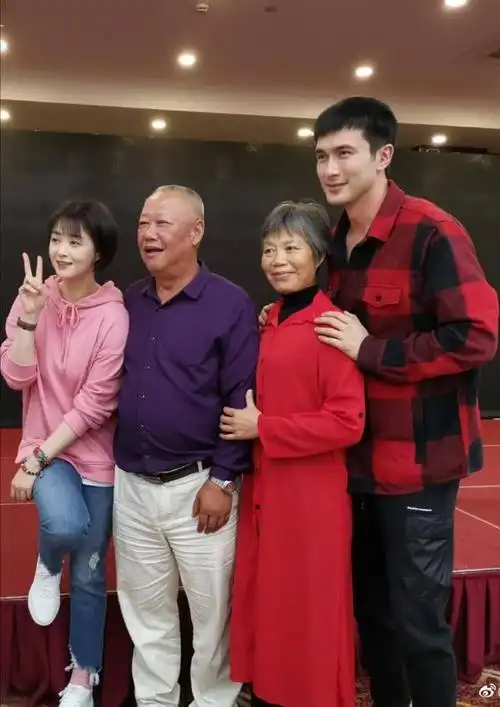 蒋欣饰演的熊顿(向阳)和高伟光饰演的林知衡医生,也与熊顿父母亲切