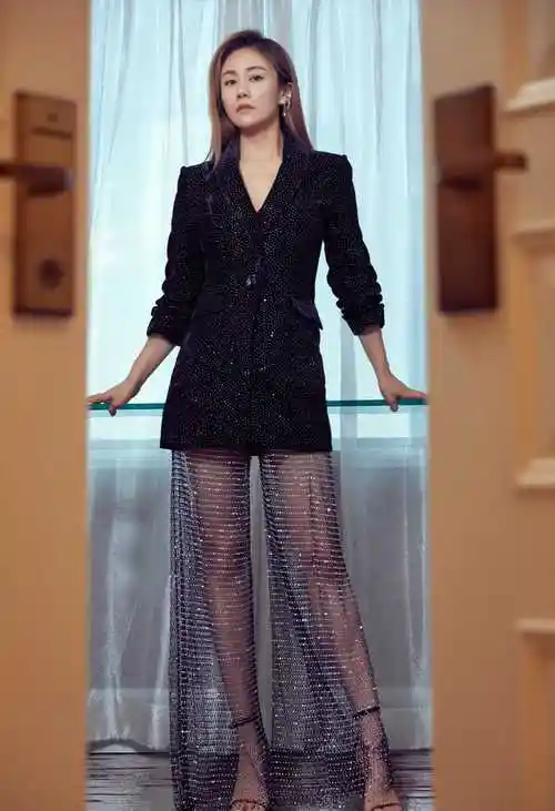 蒋欣机场造型真厉害,穿一身黑衣服时尚单品现身,低调又洋气