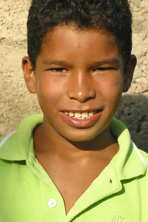 肤色黝黑的男孩图片第5张