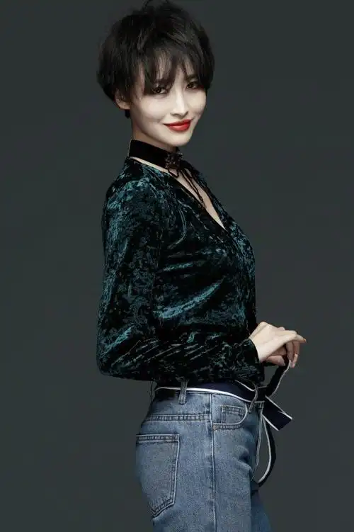 杨洋米白色毛衣大秀完美天鹅颈街拍写真