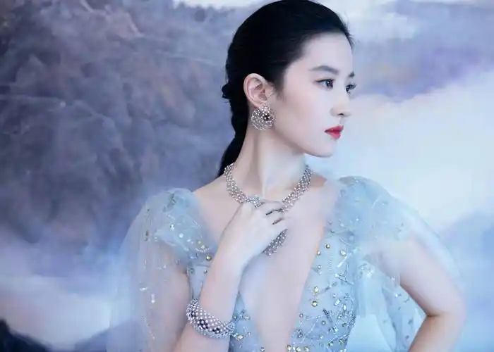 原创神仙姐姐刘亦菲不仅颜值超赞连身材也不输超模