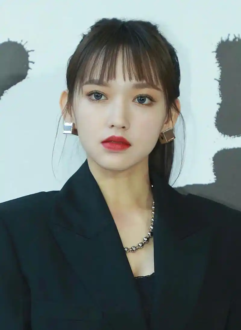 程潇难怪被称为"建模脸",在路人镜头下也依旧精致,自然