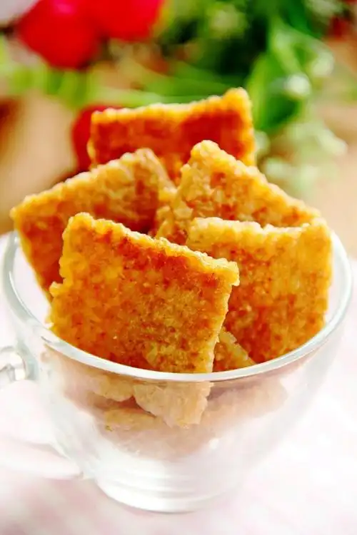 剩米饭锅巴米饭中加入鸡蛋一个糯米粉一