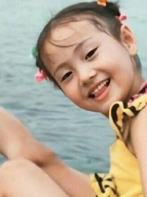 一个活泼的小女生,很多网友都觉得郑爽小时候给人的感觉就像是太阳花